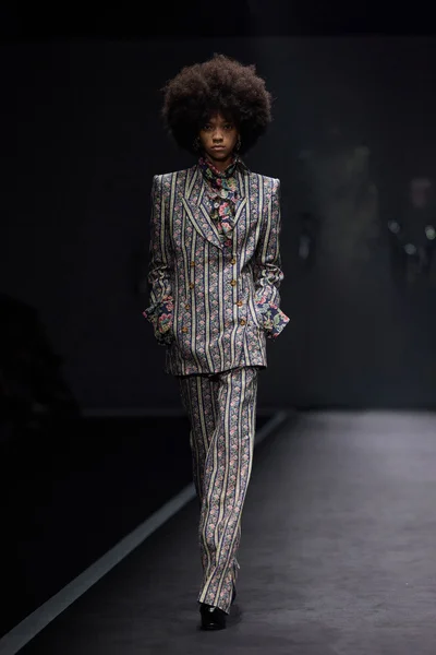 Look 16